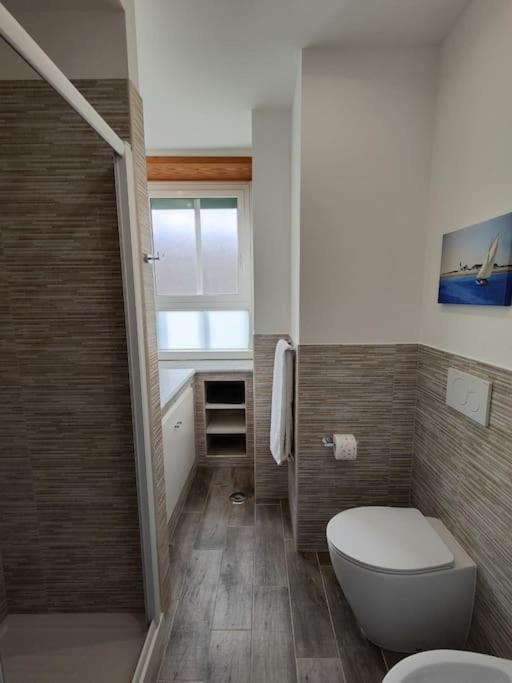 White & Wood House In Appartement Rome