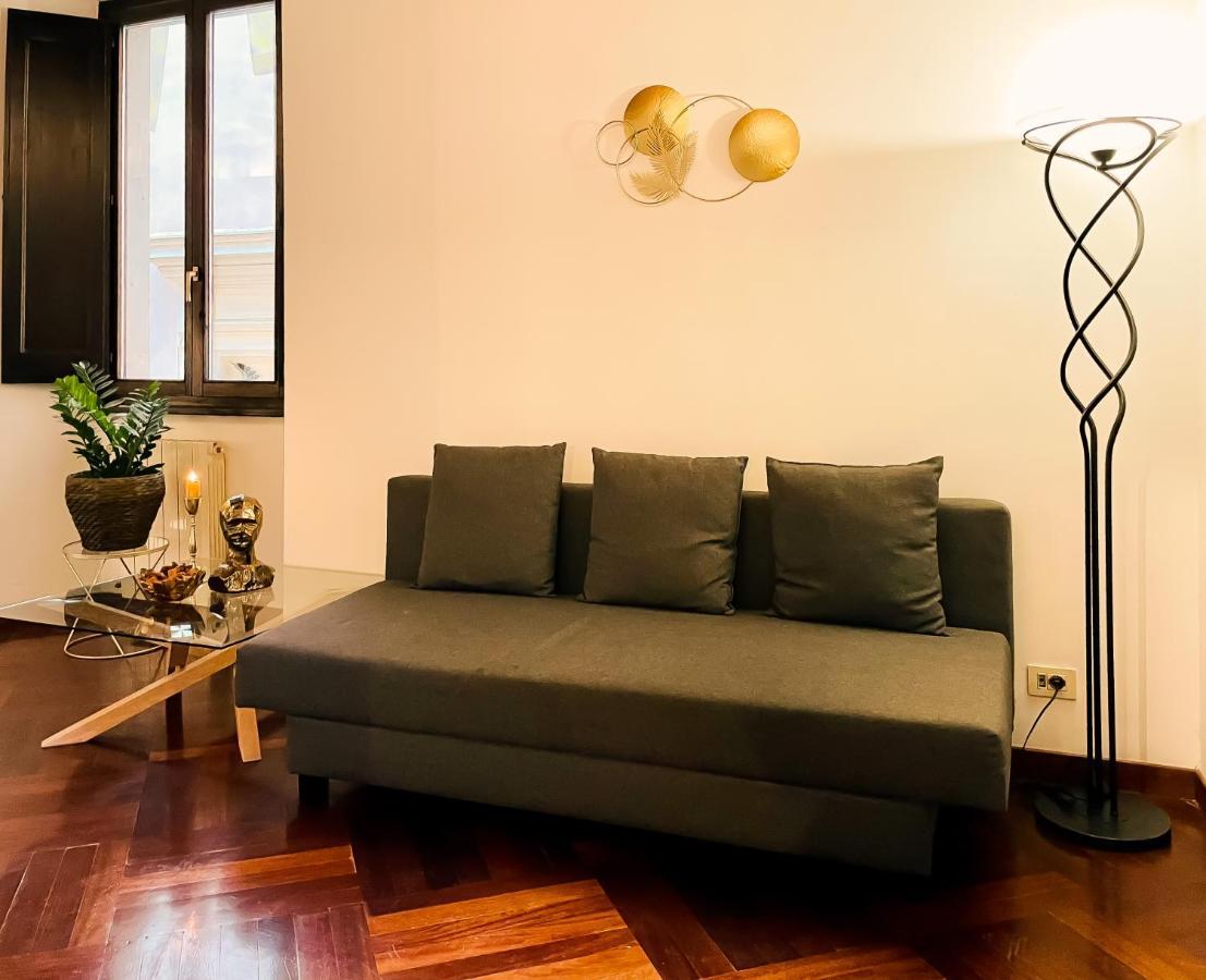 Trevi Fountain Stylish Apartment