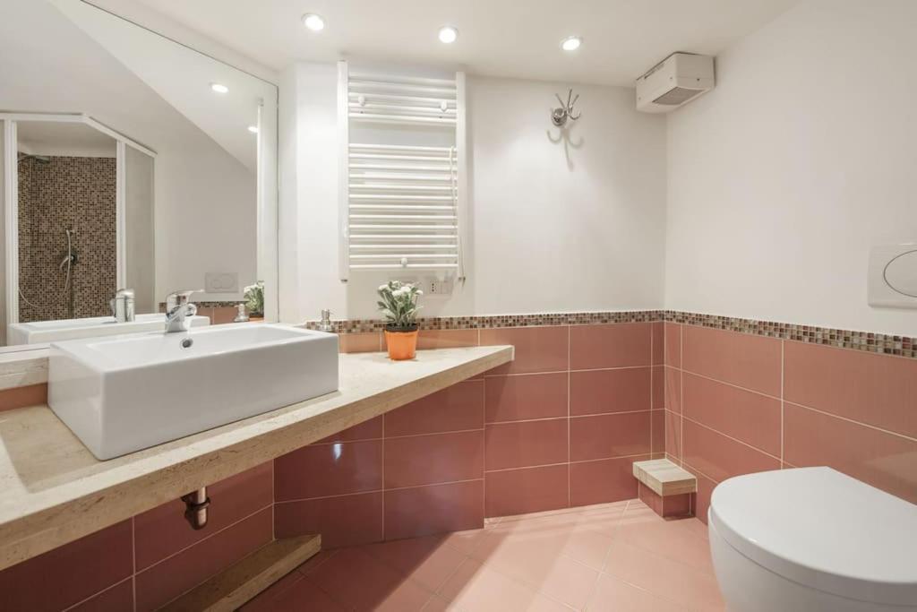 Stylish Loft - Colosseum 4 Min Walk -3 Beds -sleeps Up To 6 People * Roma