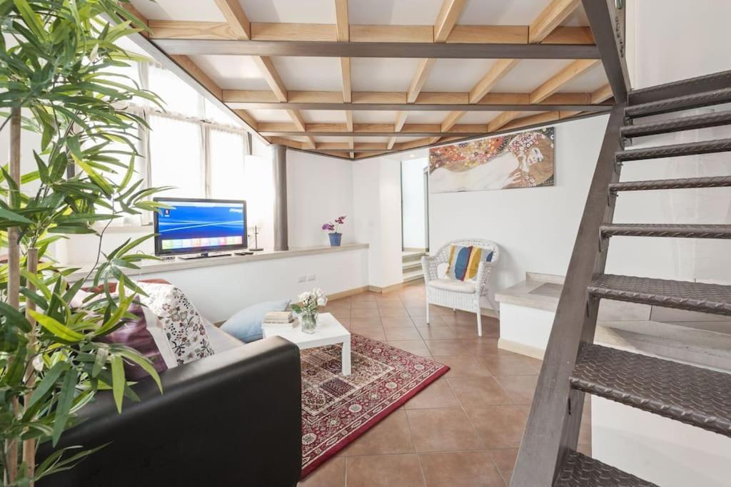 Stylish Loft - Colosseum 4 Min Walk -3 Beds -sleeps Up To 6 People