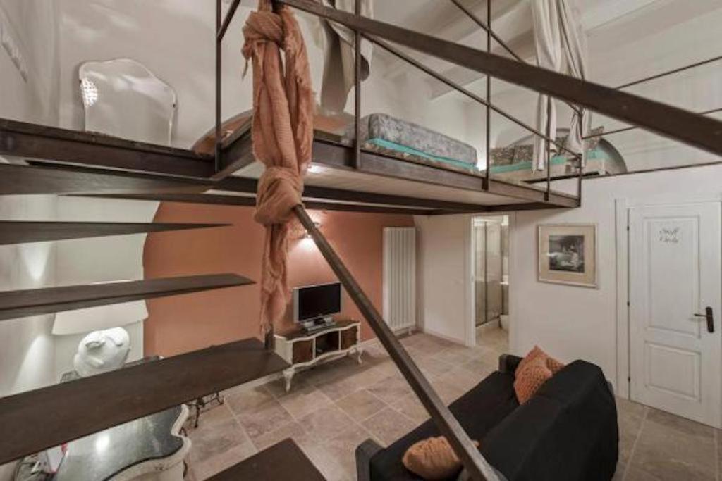 Shabby Loft In Colosseum Apartment *