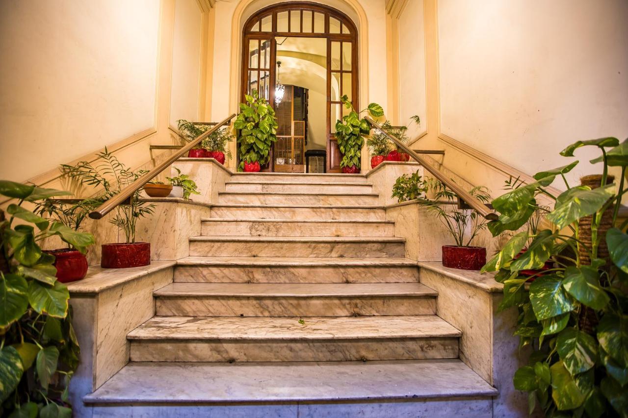 Hold - Luxury Roma