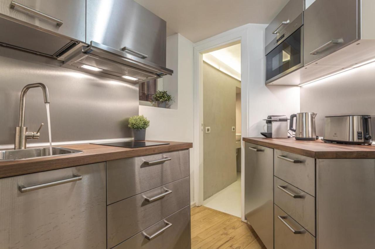 Lucrezia - Close To Piazza Navona