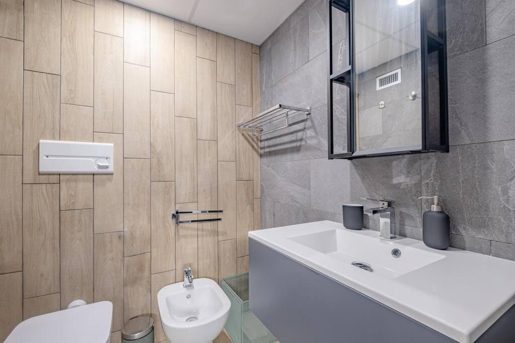 Modern At San Giovanni Apartment Rome
