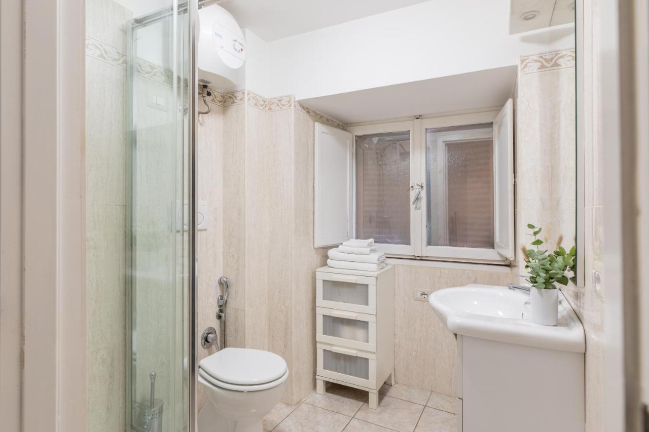 Basic - 350 M Far From Fontana Di Trevi Appartement *