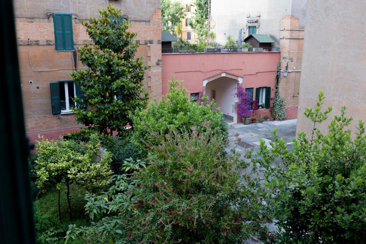 In Front Of Vatican Museums And Vatican Area - Myden In Roma