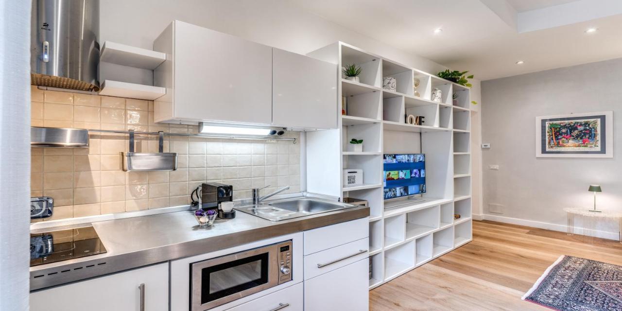 Deluxe One Bedroom Apartment, Perfect Location, Air Cond Apartment *