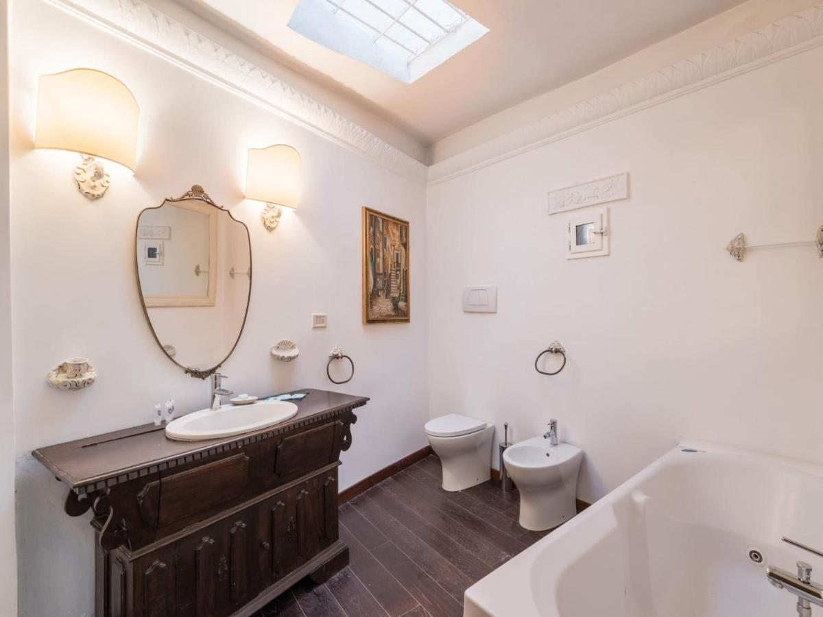 The Rent - Three-bedroom Close To The Quirinale *