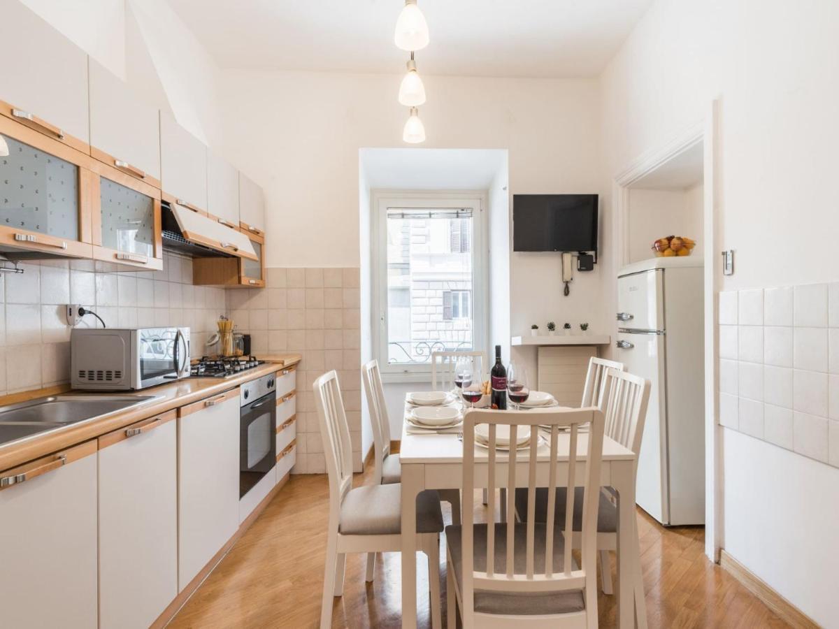 The Rent - Spacious Three-bedroom Near The Colosseum Rome