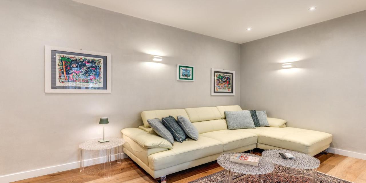 Deluxe One Bedroom Apartment, Perfect Location, Air Cond Apartment