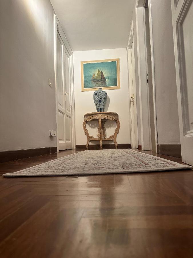Lounge - *