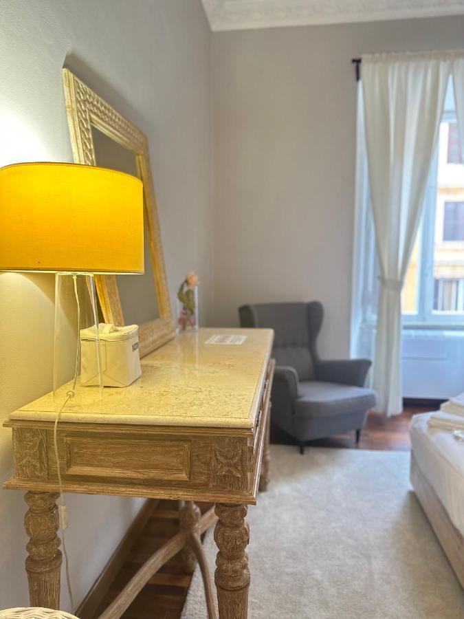 Lounge - *