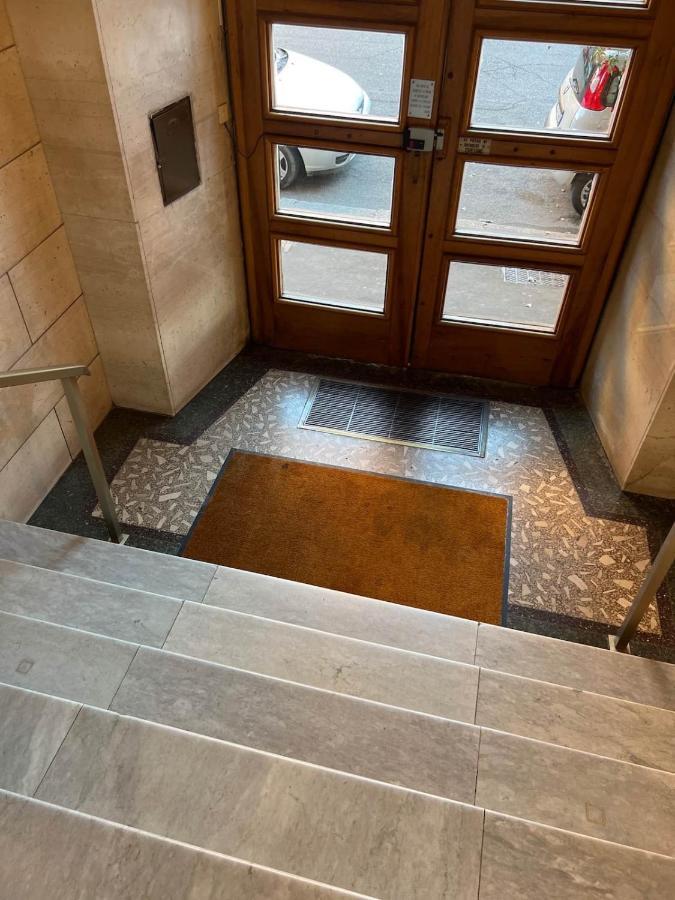 Lovely Art 2 Bedroom Flat Next To Metro Station Lodi Apartment