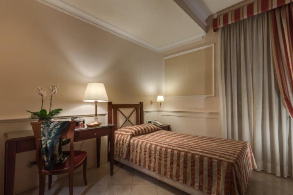 Residenza Paolo Vi Hotel 4*