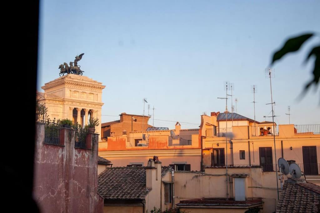 Peaceful In Piazza Venezia's Alleys Appartement