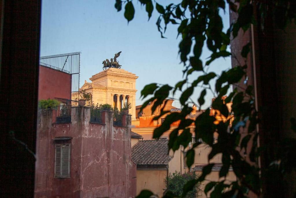 Peaceful In Piazza Venezia's Alleys * Rome