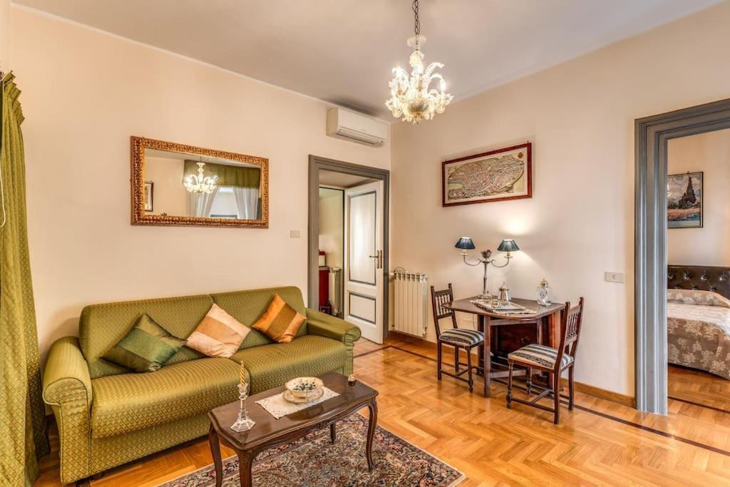 Apartment Adorable Flat By Barberini Trevi Fountain Rome