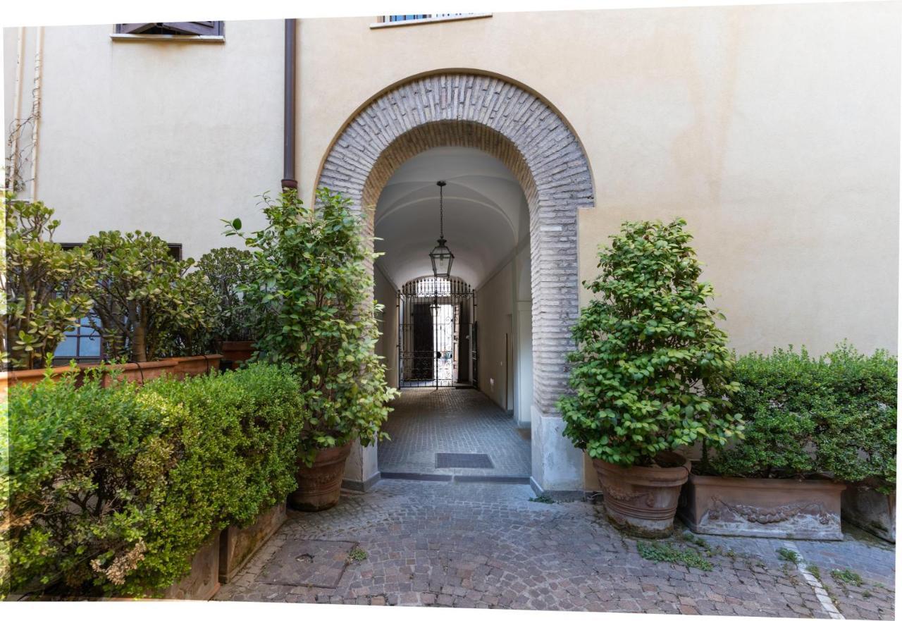 Apartment Quiet Trevi Fountain With Patio And Backyard Rome