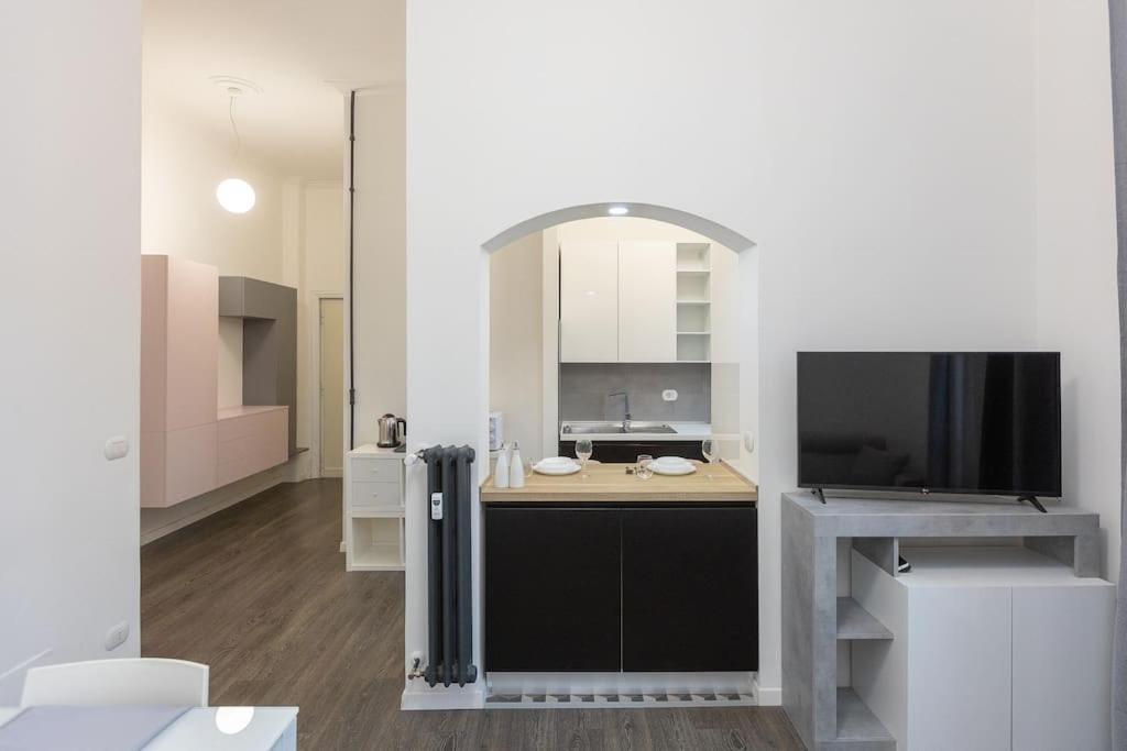 Elegant Near The Colosseum And Metro Apartment Rome