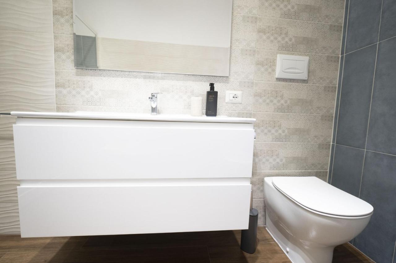Lovely Design With Balcony Apartment Rome