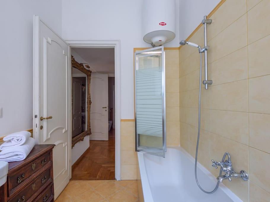 Giulia Luxury Two Bedroom Apartment Rome