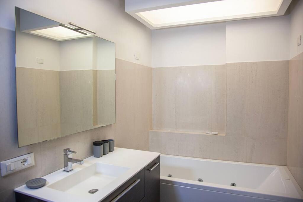 Chic And Elegant Near Metro Station Apartment
