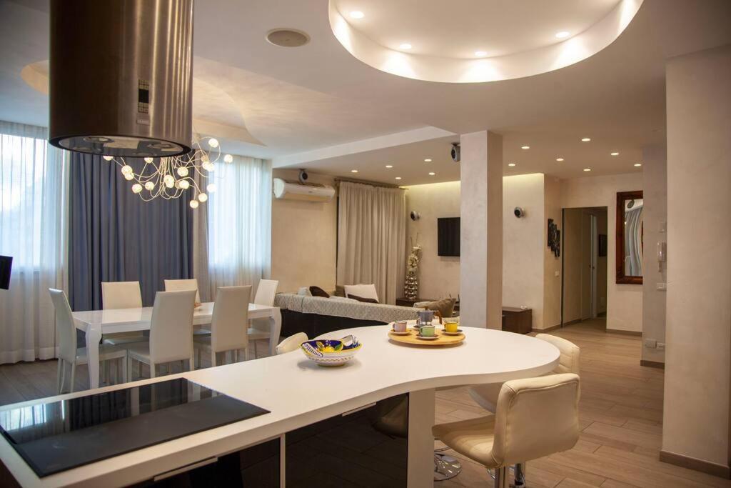 Chic And Elegant Near Metro Station *