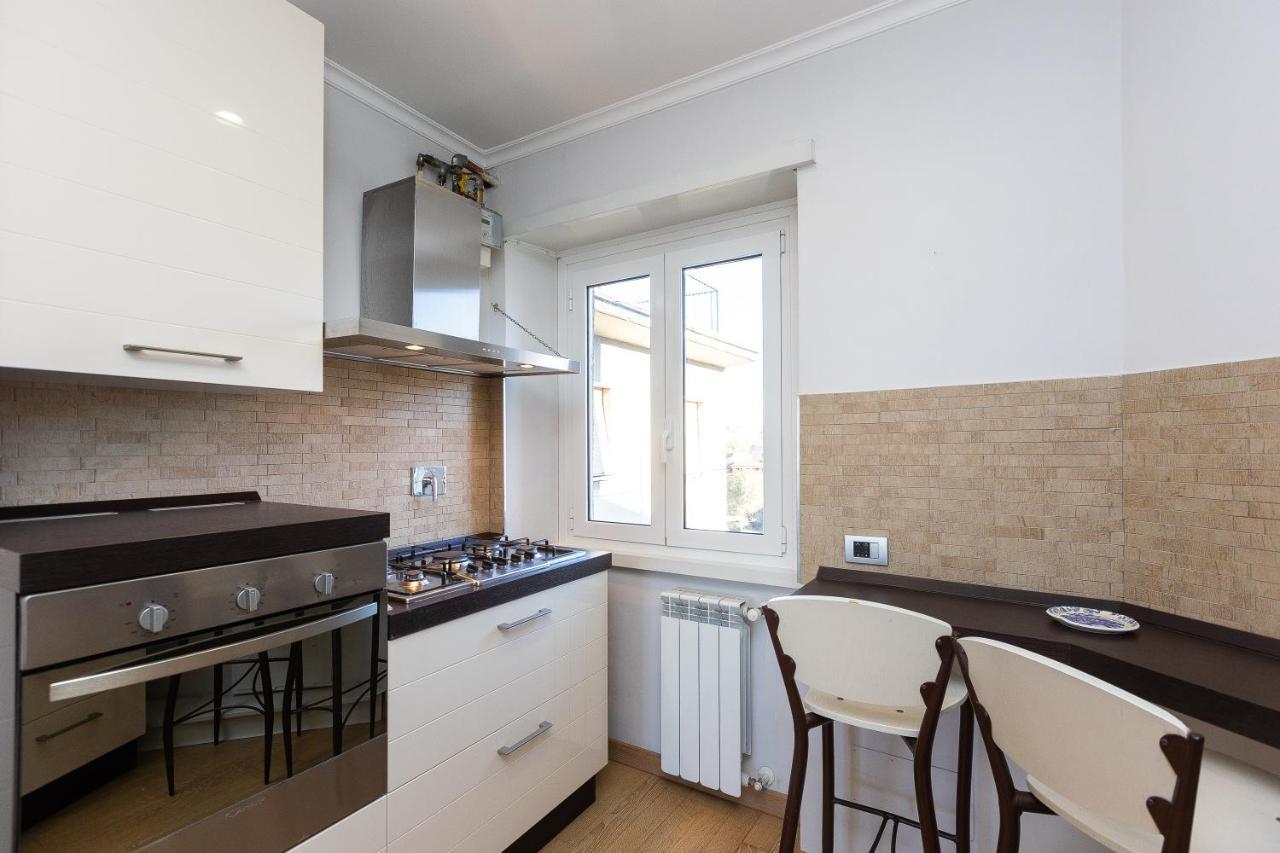 Piramide View By In Apartment Rome