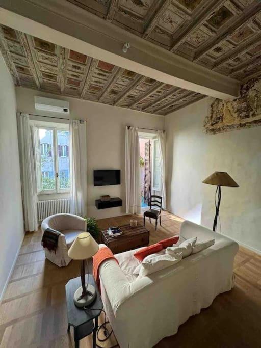 Center, Luxury & History In Via Monserrato Appartement