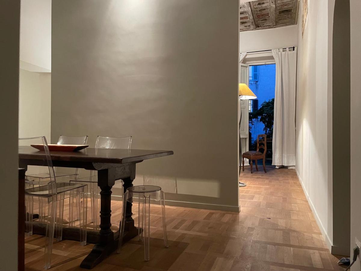 Center, Luxury & History In Via Monserrato Appartement