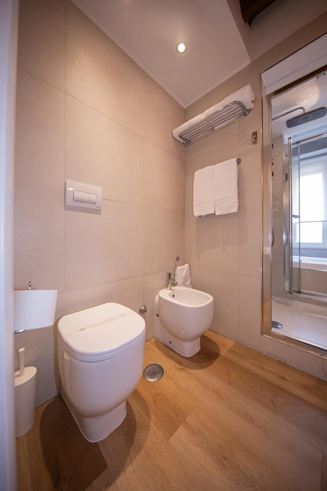 Guest house Town House Spagna- Luxury Rooms With Jacuzzi Bath *