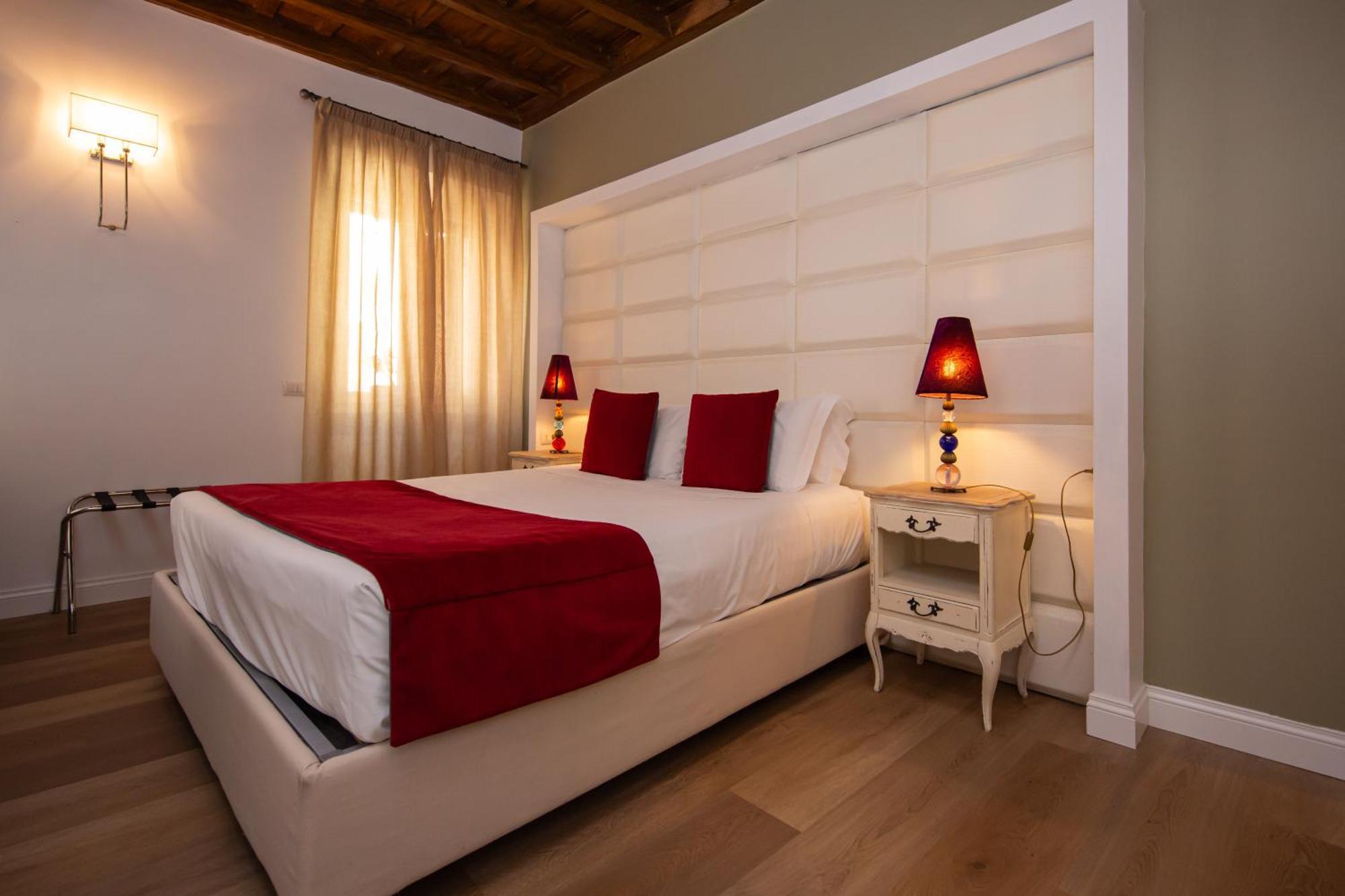 Town House Spagna- Luxury Rooms With Jacuzzi Bath *