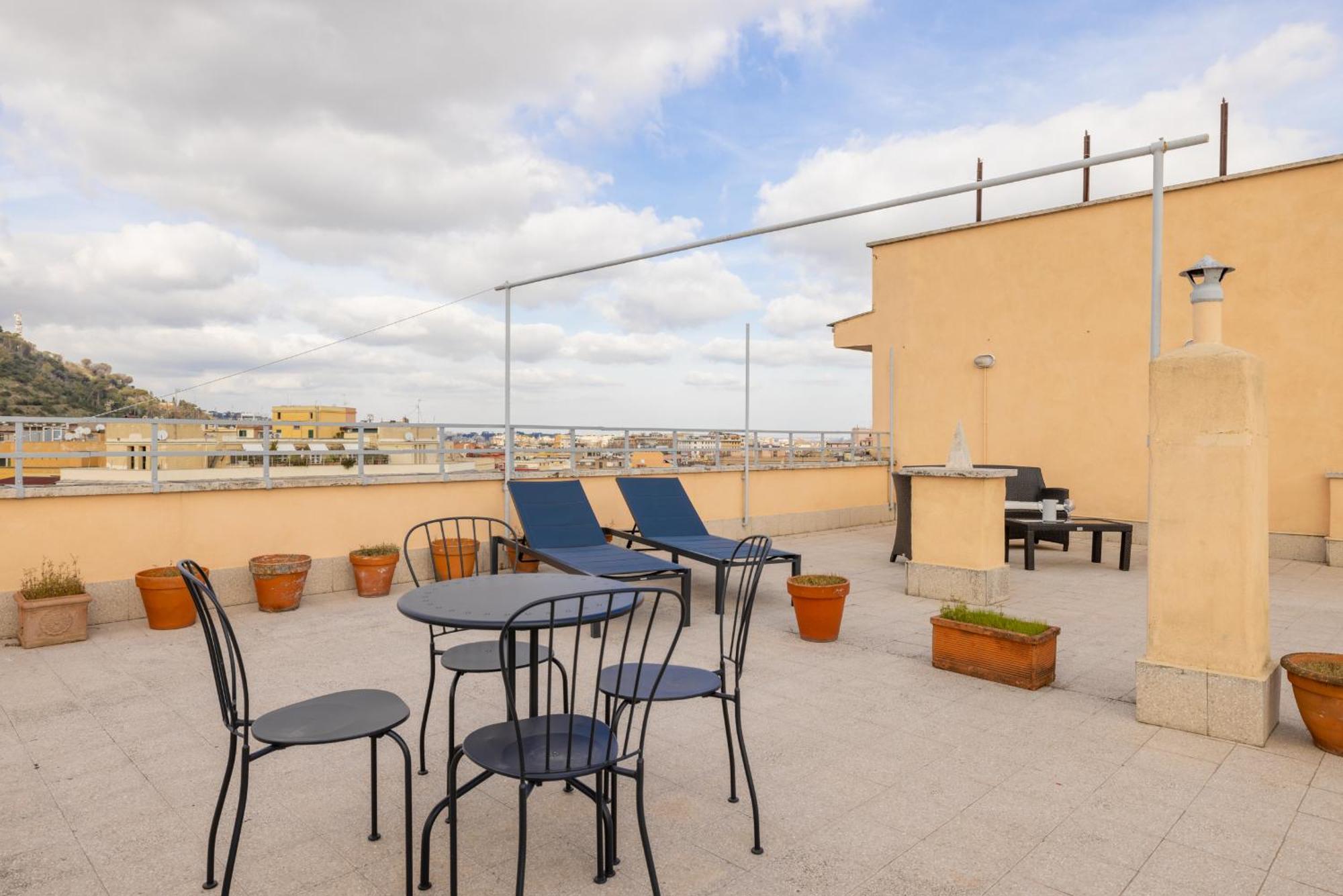 Appartement Floor With Rooftop Terrace Near St. Peter