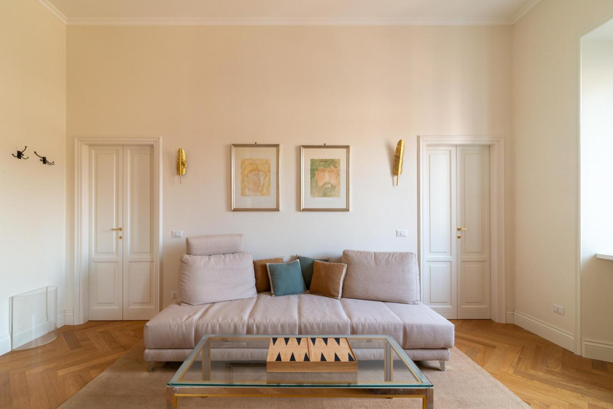 Luxury Boutique In The Center Of Apartment