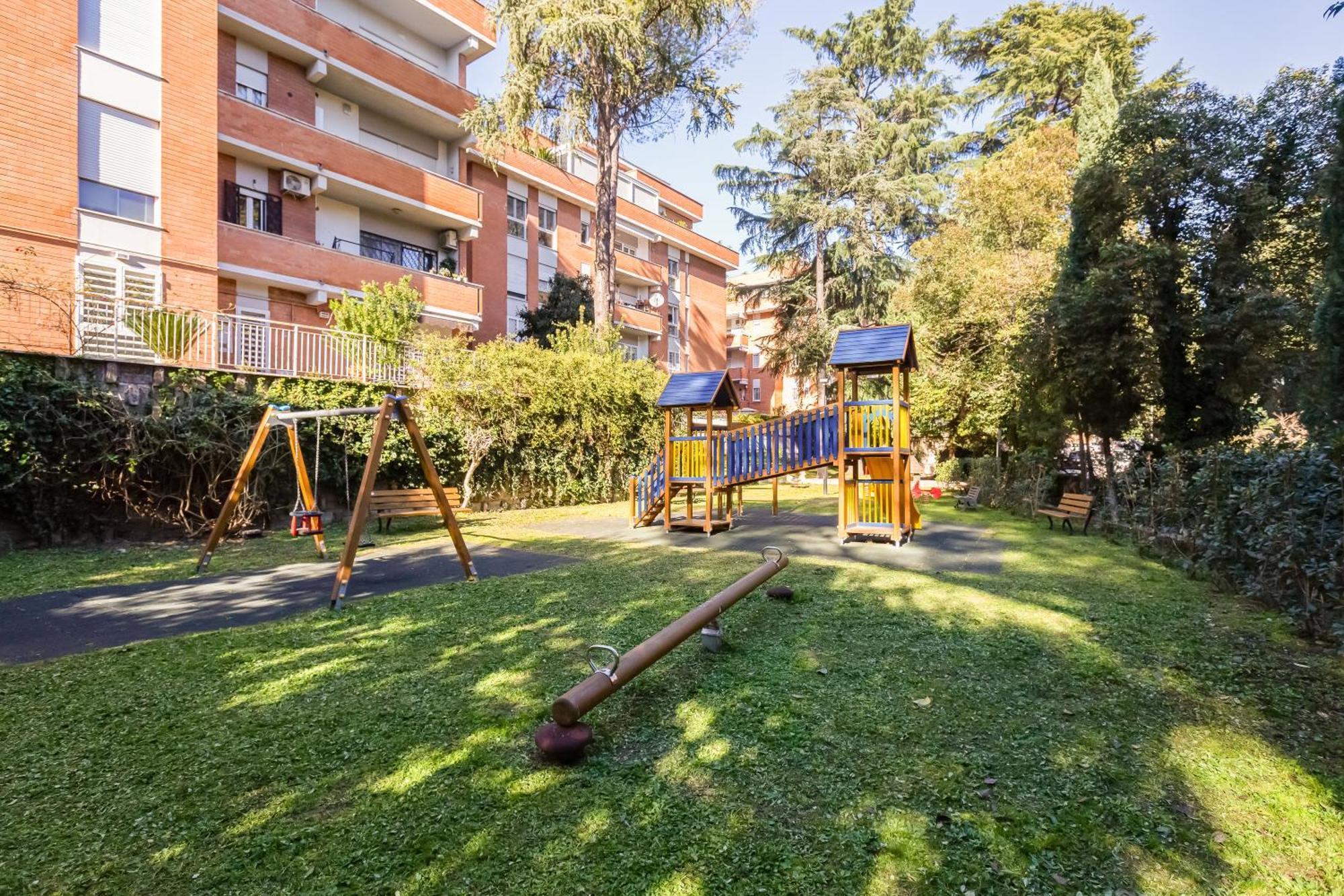 Large With Swimming Pool And Tennis Court Near The Station Rome
