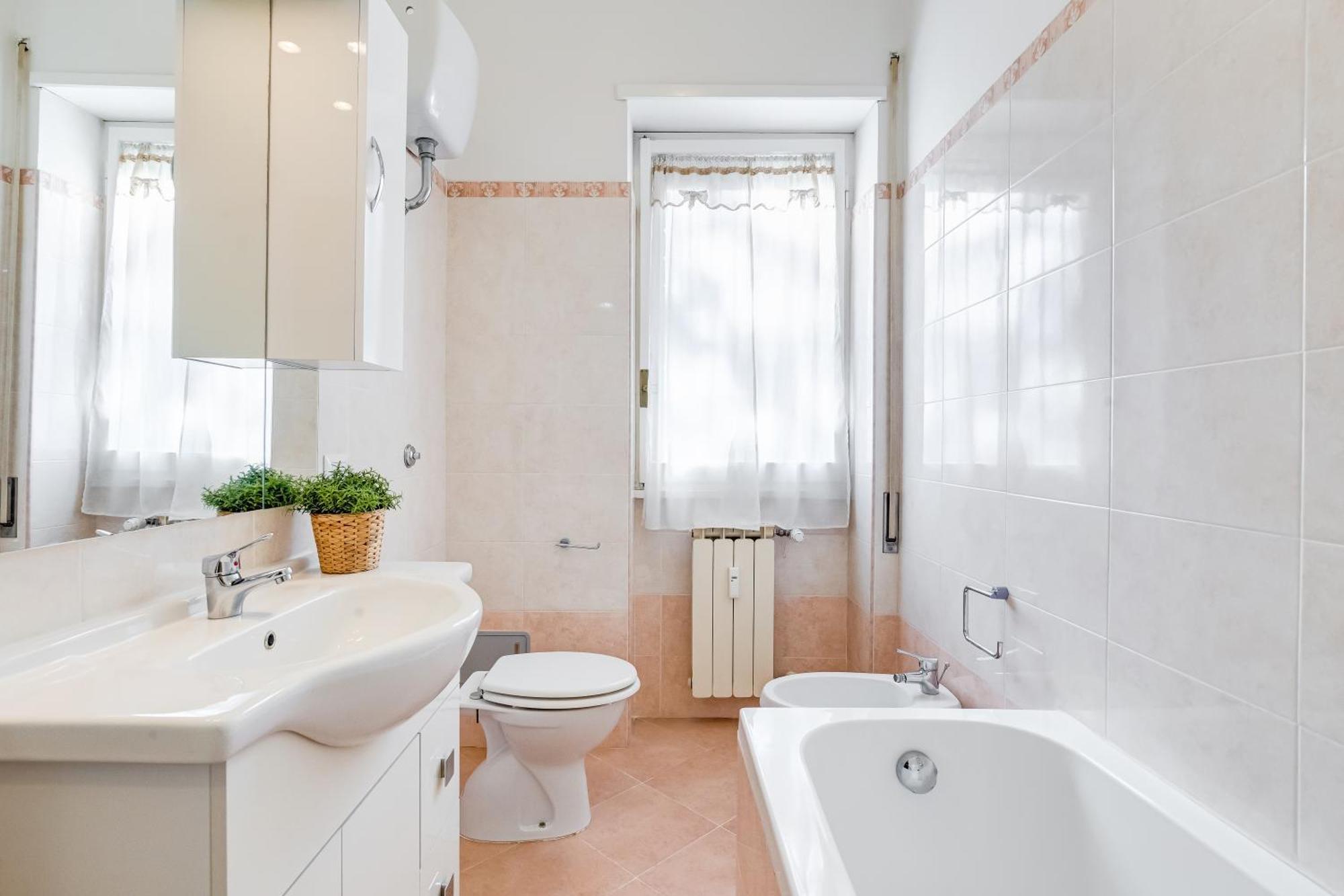 Large With Swimming Pool And Tennis Court Near The Station Rome