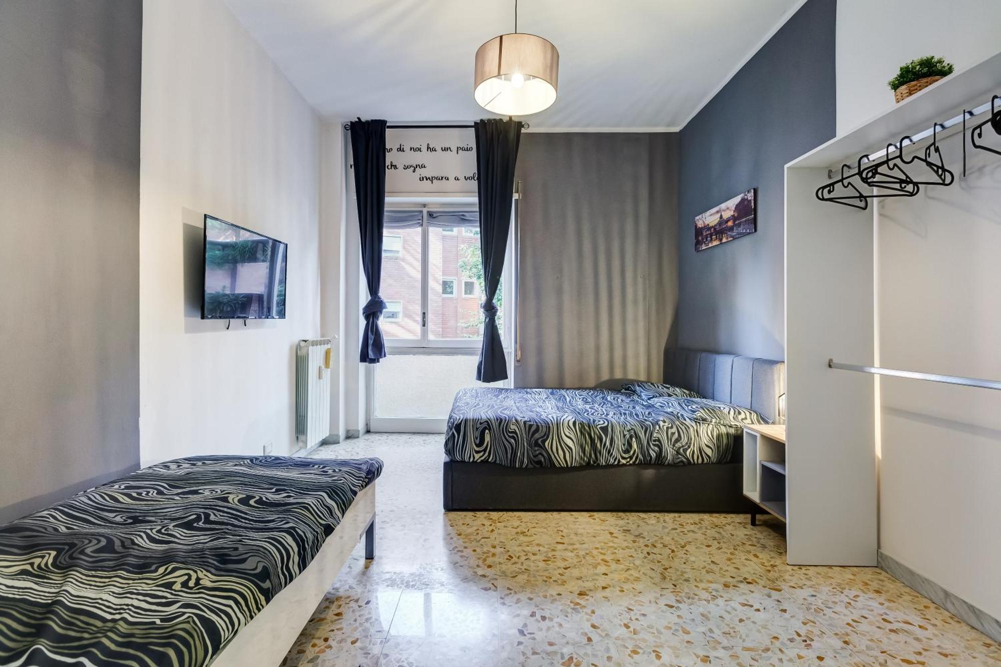 Large With Swimming Pool And Tennis Court Near The Station Rome