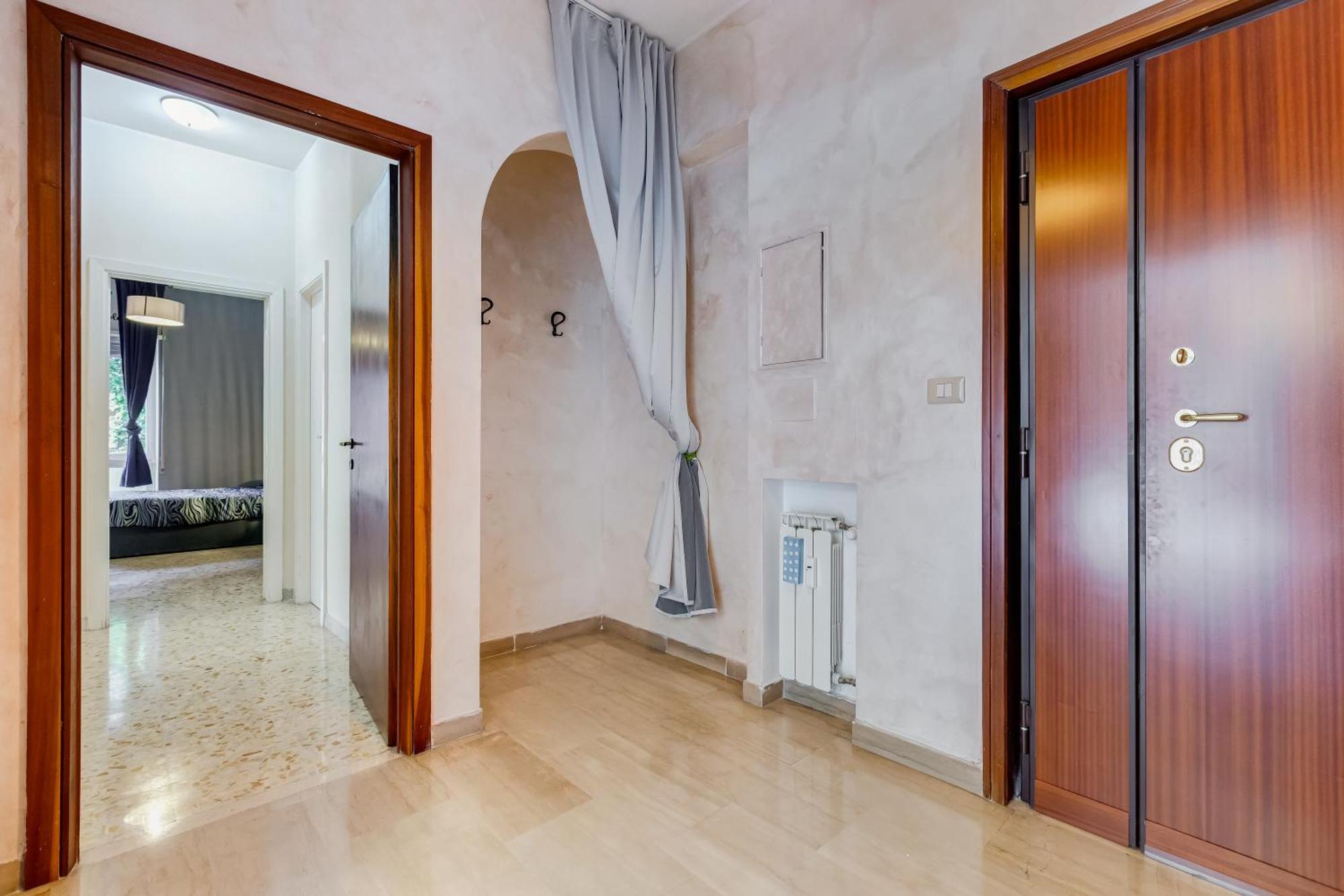 Large With Swimming Pool And Tennis Court Near The Station * Rome