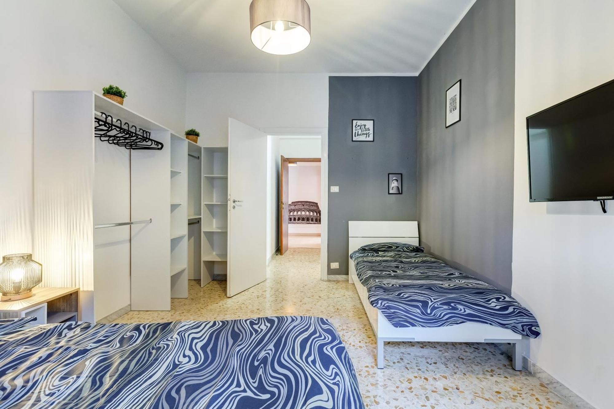 Large With Swimming Pool And Tennis Court Near The Station Apartment