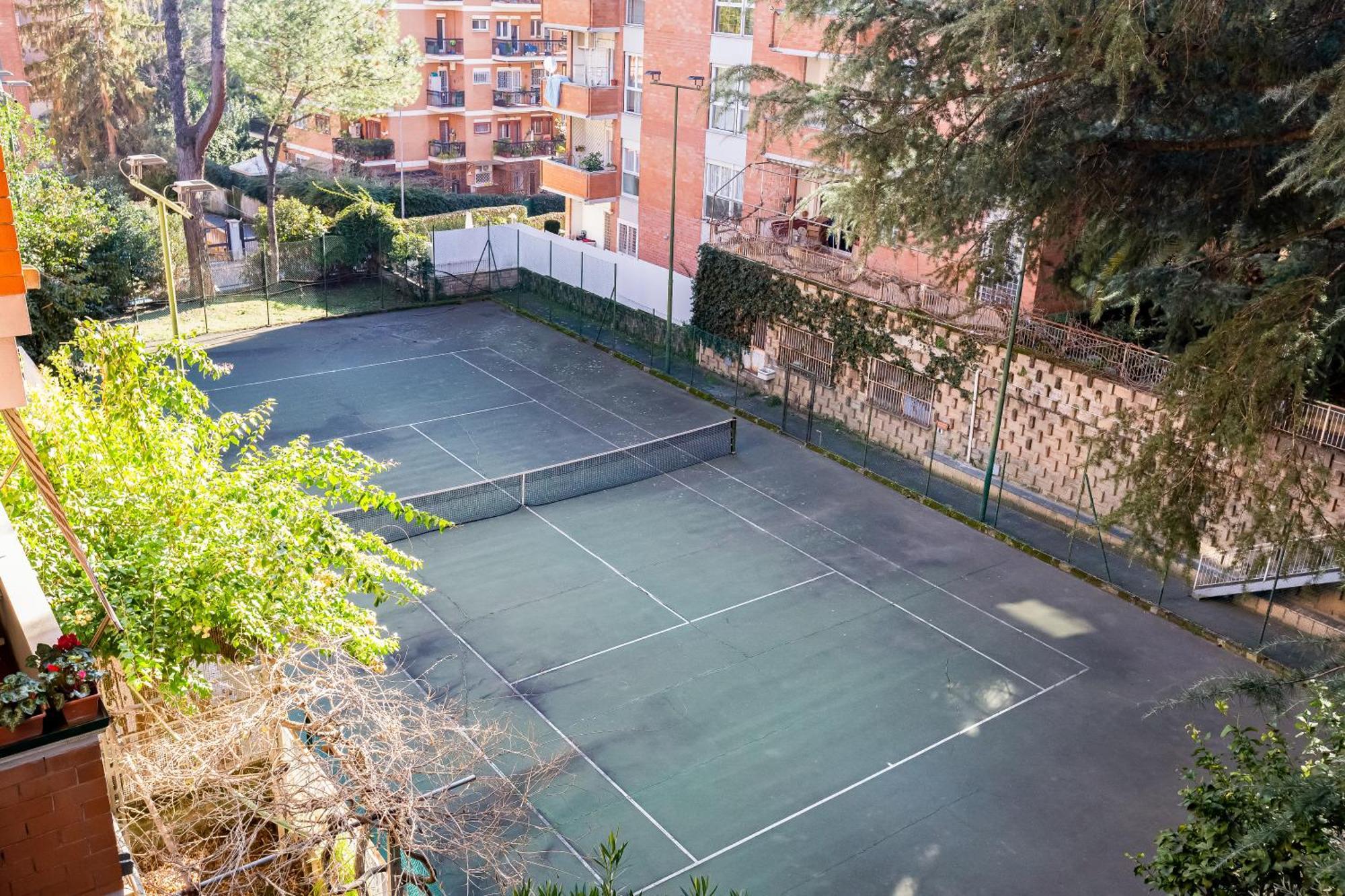 Large With Swimming Pool And Tennis Court Near The Station Rome