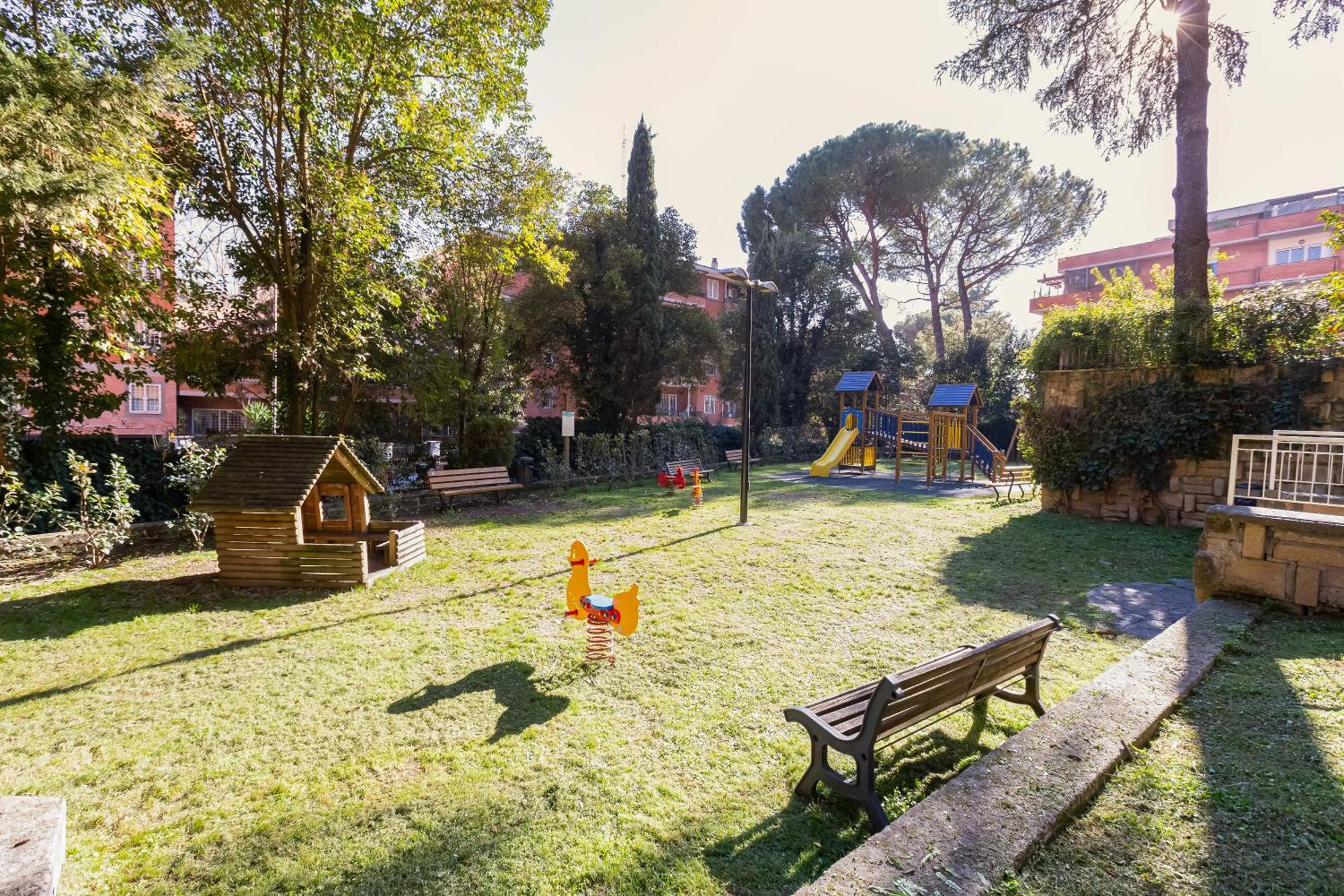 Large With Swimming Pool And Tennis Court Near The Station Appartement