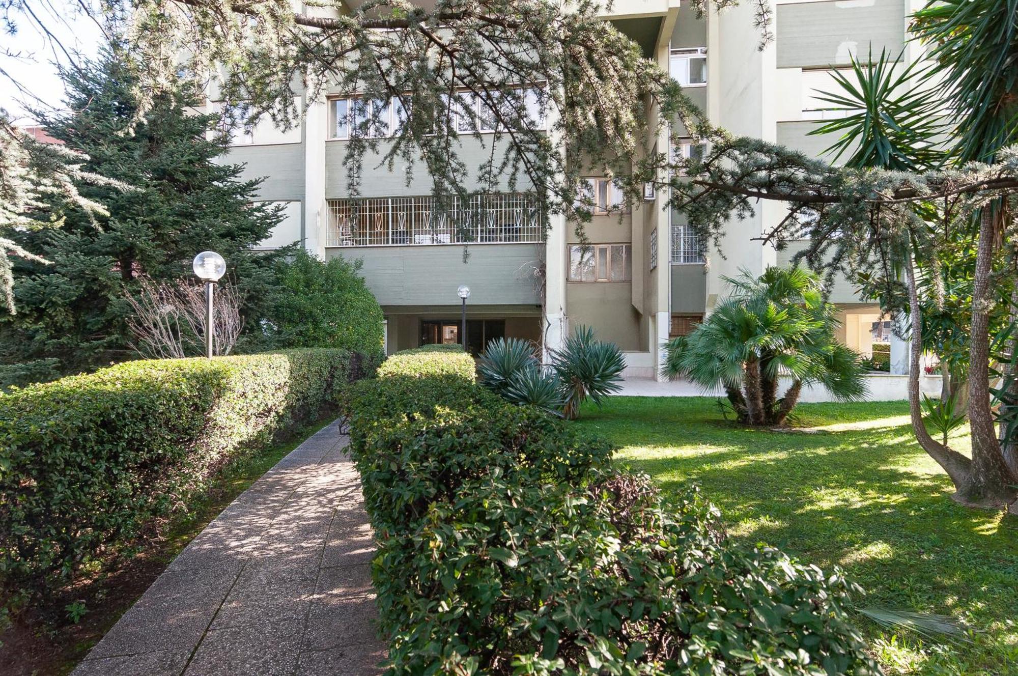 Elegant Comfy Three-rooms In Eur With Parking Apartment Rome