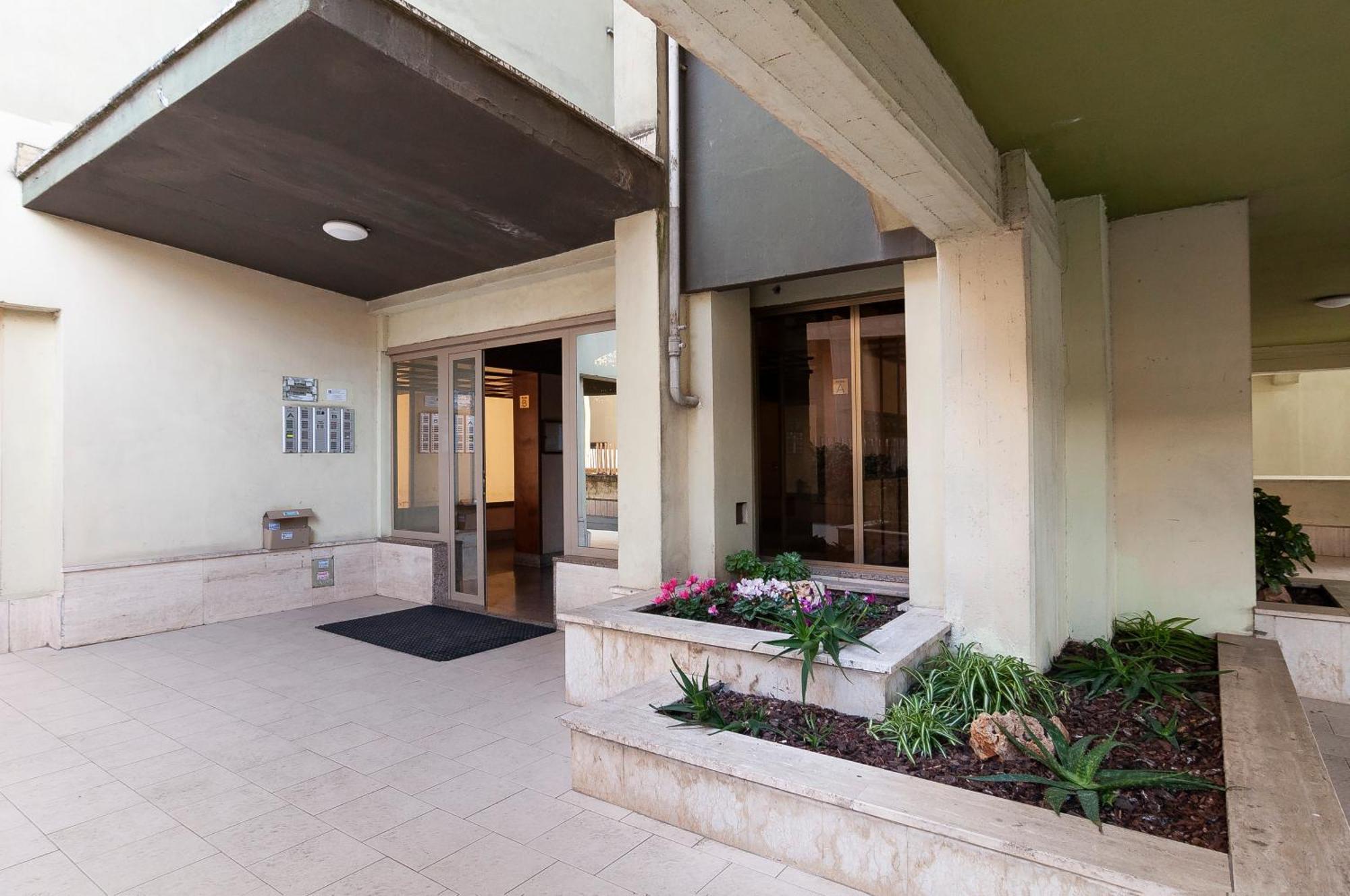 Apartment Elegant Comfy Three-rooms In Eur With Parking