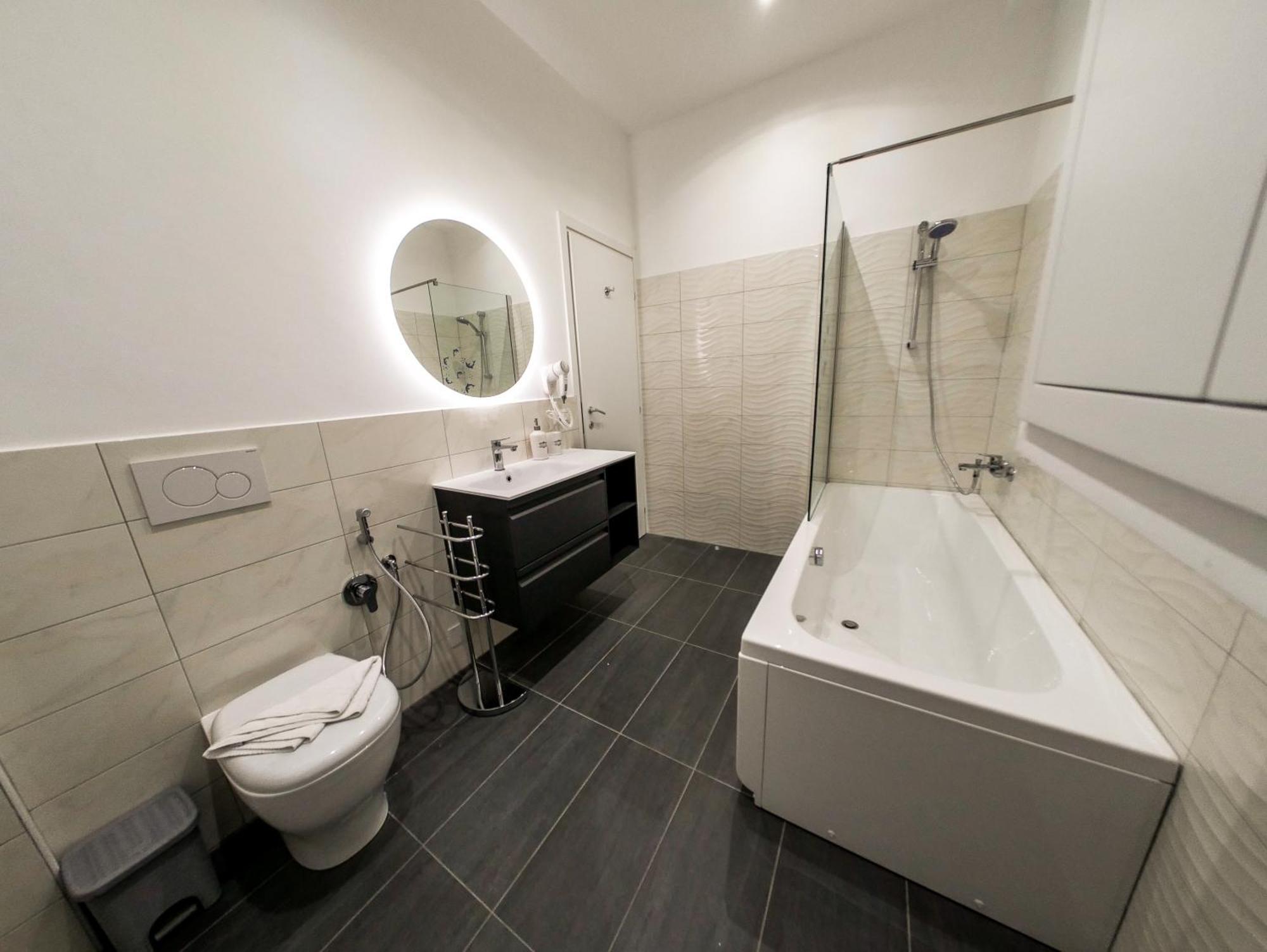 Chic Modern 2-bedroom Near Metro Roma