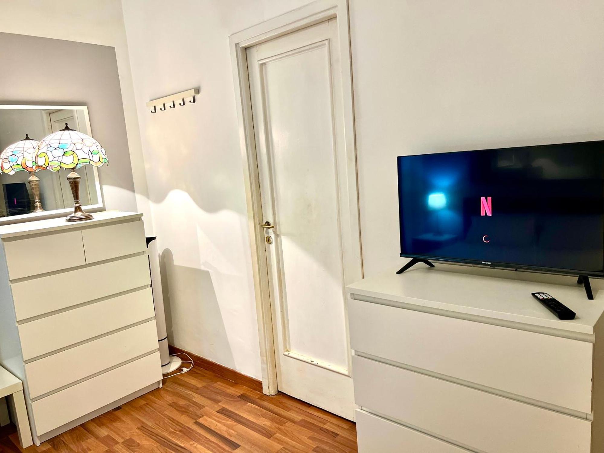 Lovely Art 2 Bedroom Flat Next To Metro Station Lodi Rome
