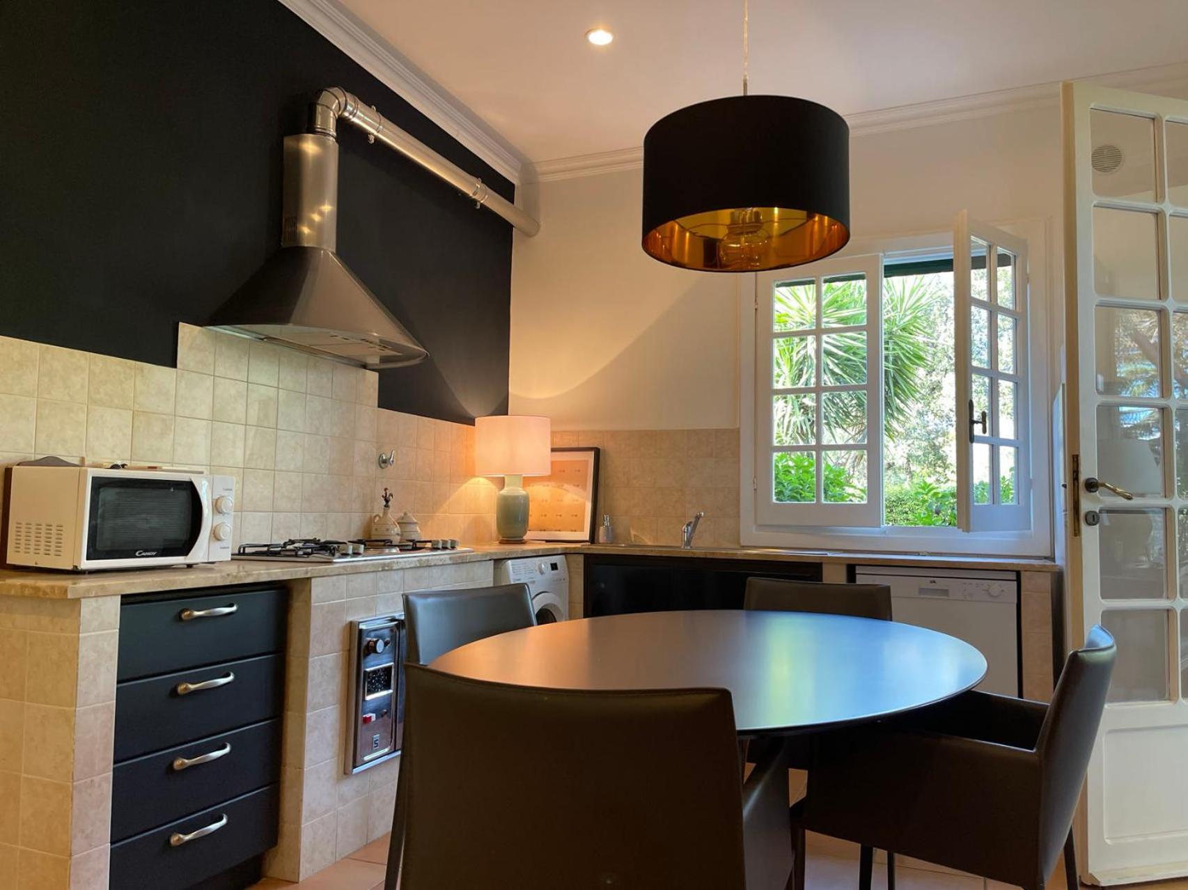 Casa de férias Delightful Stylish House With Private Garden Close To Downtown *