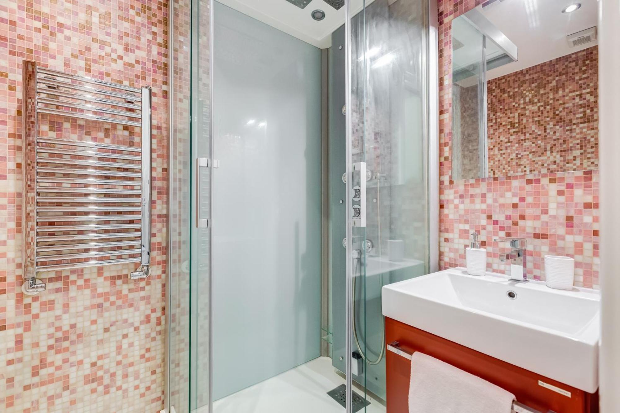 Classy 2-bdr In Termini District Roma