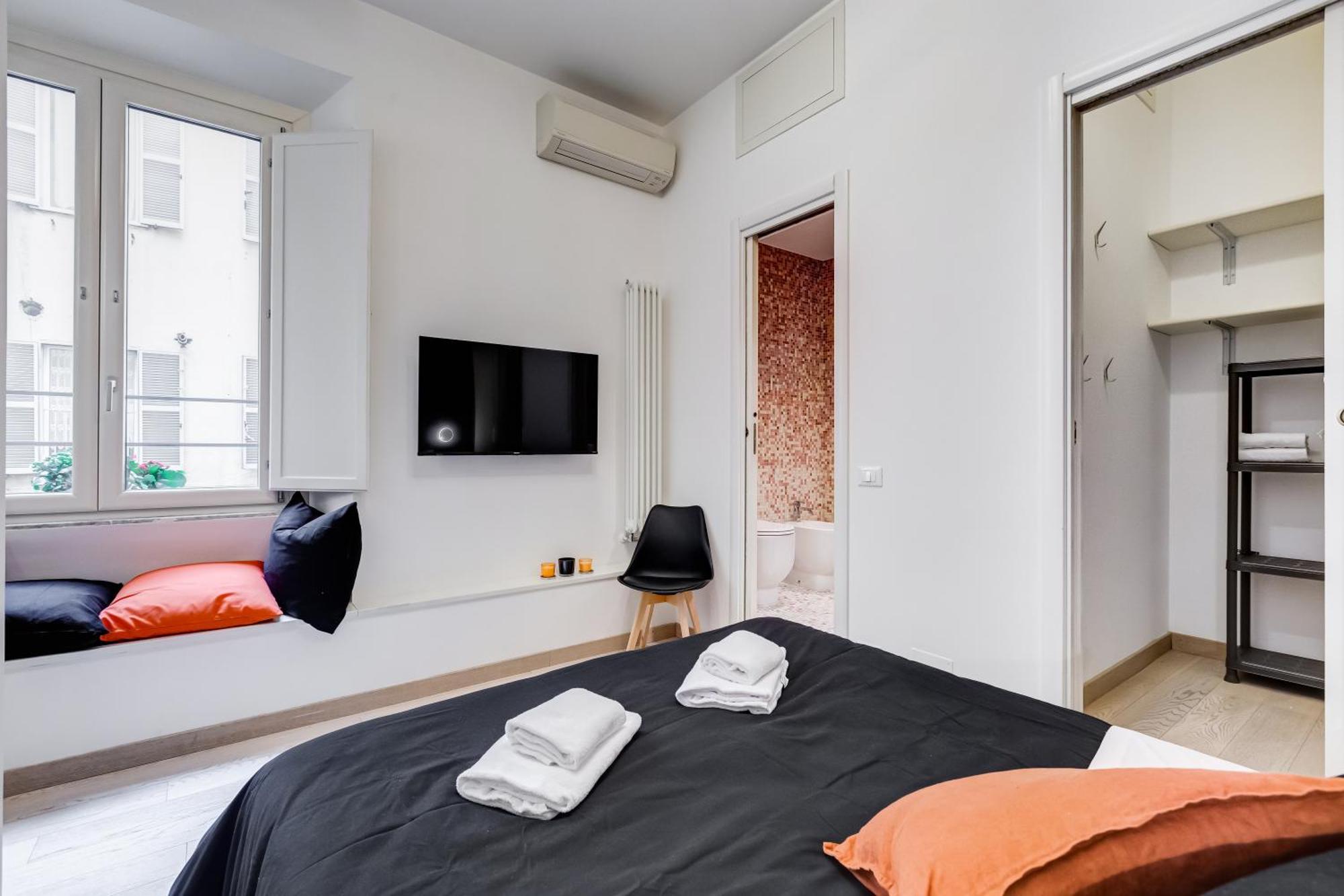 Classy 2-bdr In Termini District Rome