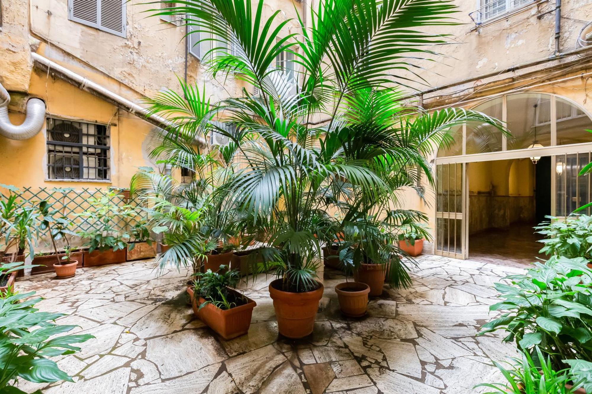 Classy 2-bdr In Termini District Rome