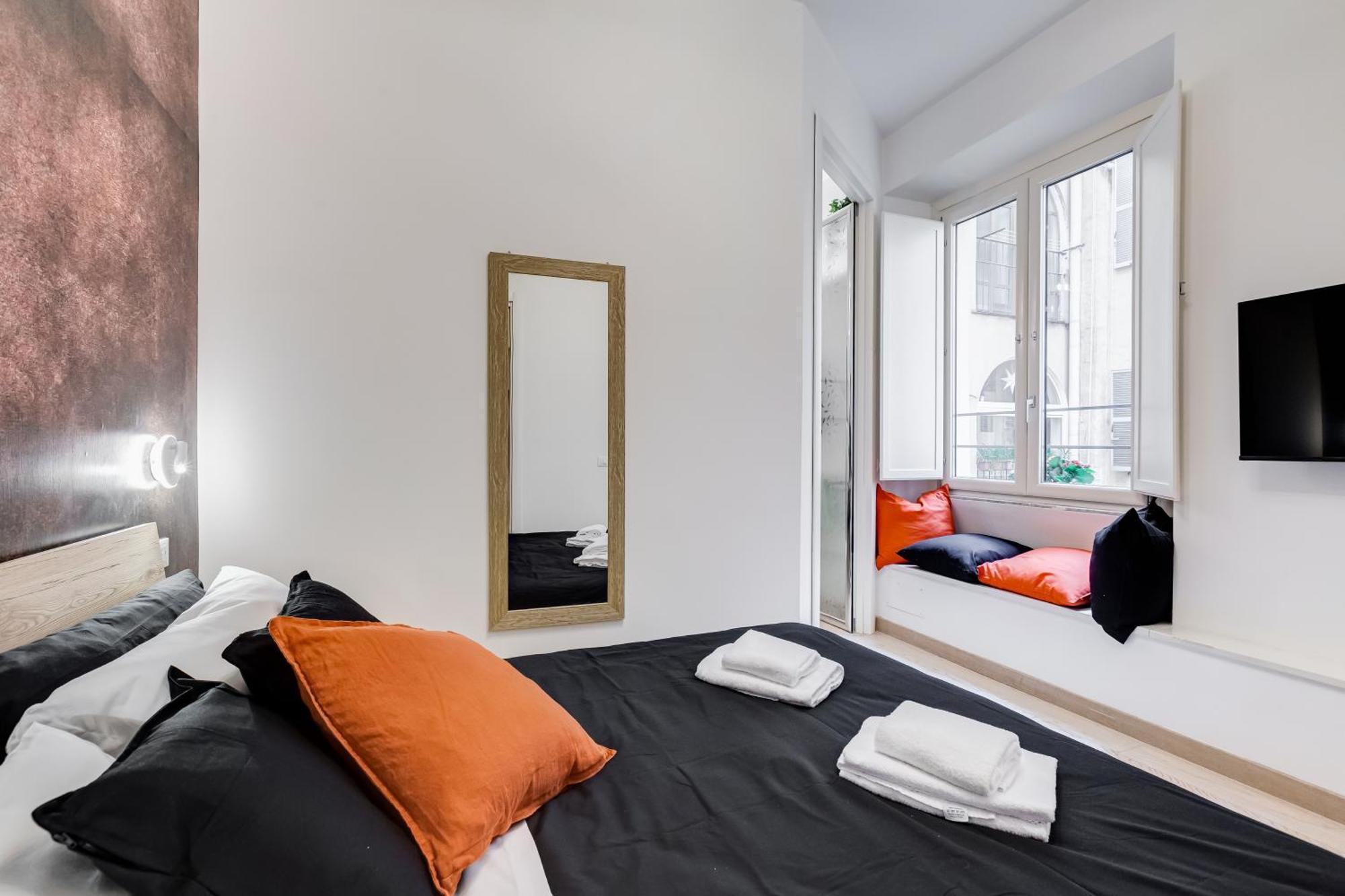 Classy 2-bdr In Termini District Roma